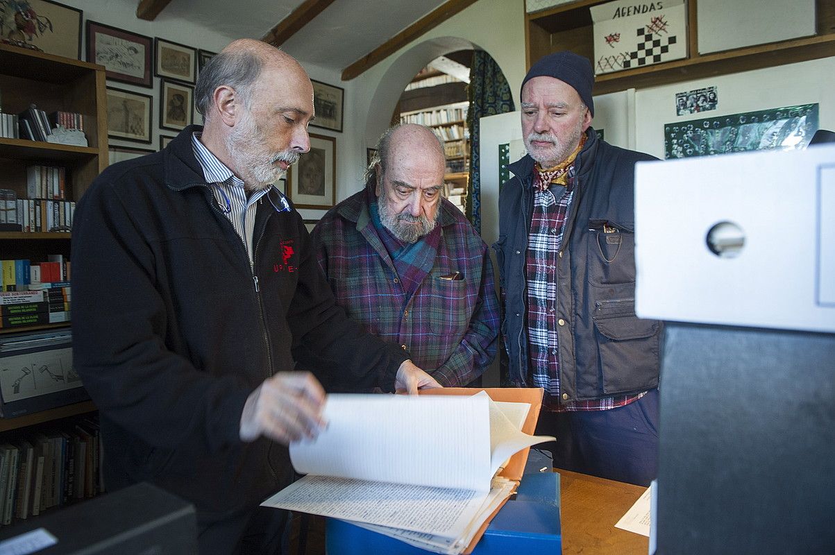 Paco Etxeberria eta Alfonso eta Juan Sastre, familiaren Hondarribiko etxean (Gipuzkoa), Eva Forestek jasotako materiala aurrean dutela. JON URBE / ARGAZKI PRESS.