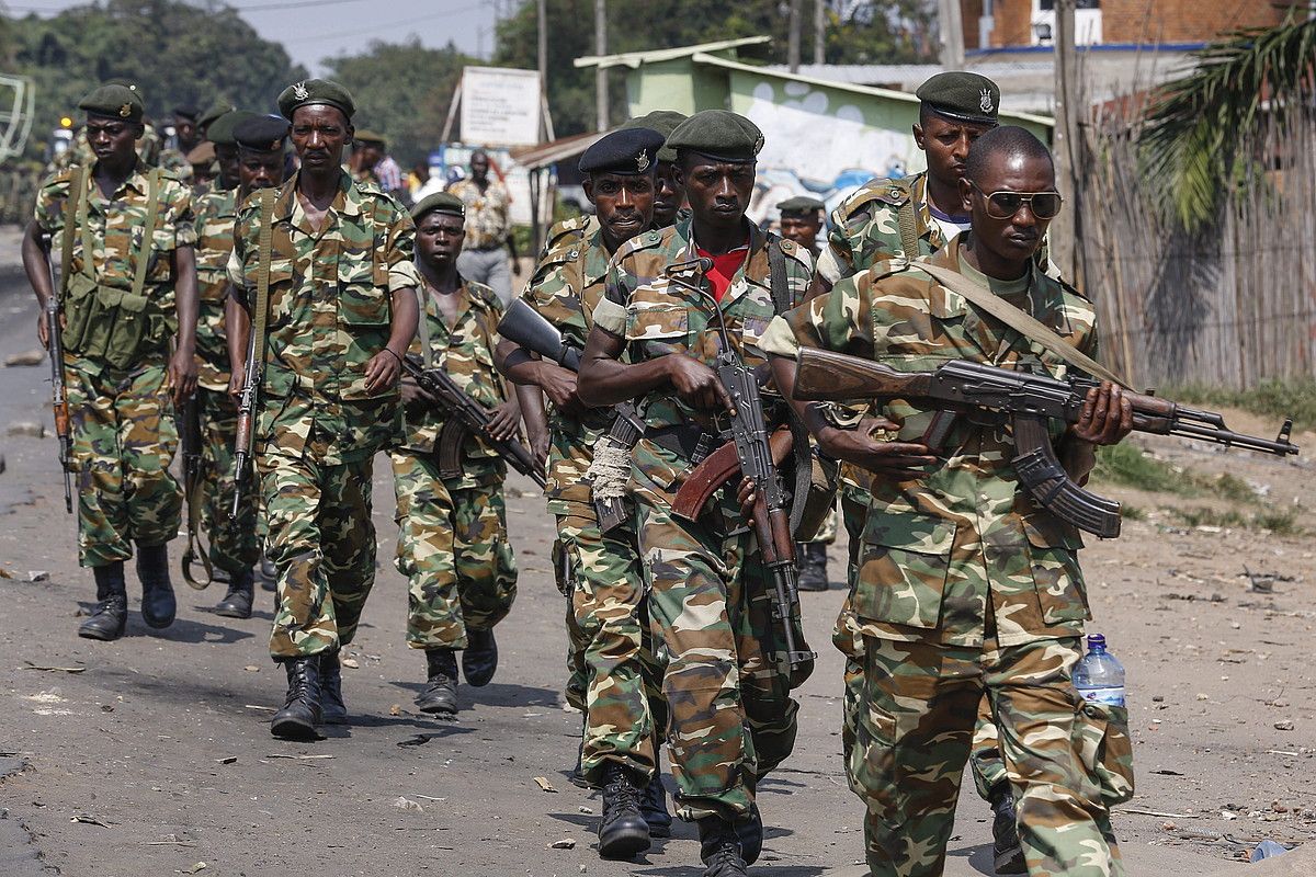 Burundiko armadako soldaduak, Bujumburu hiriburuan patruilan, maiatzeko estatu kolpe saioan. DAI KUROKAWA / EFE.