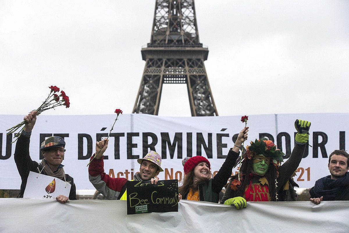 COP21 goi bileraren harira mundu osoko ekintzaileak elkartu dira egunotan Parisen. Irudian, hainbat lagun, atzo, Eiffel Dorrean. ETIENNE LAURENT / EFE. COP21 goi bileraren harira mundu osoko ekintzaileak elkartu dira egunotan Parisen. Irudian, hainbat lagun, atzo, Eiffel Dorrean. ETIENNE LAURENT / EFE.