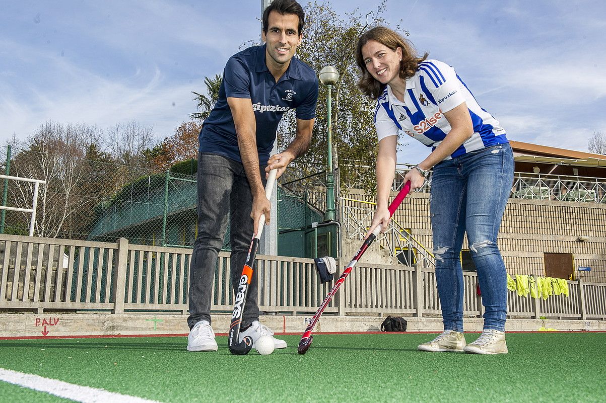 Peio eta Maite Azkoaga, Donostiako Atletikoko eta Realeko kapitainak, Aiete auzoan dagoen belar hockeyko zelaian. GORKA RUBIO / ARGAZKI PRESS.