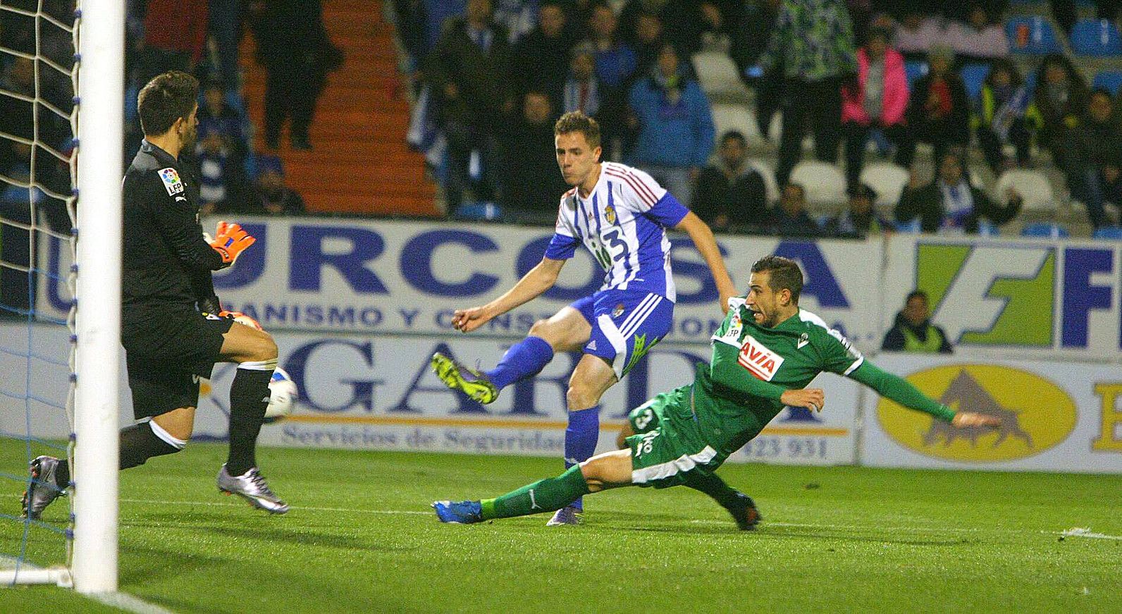 Luka Djordjevic Ponferradinakoa, jaurtitzen, Xabi Irureta eta Borja Ekizaren aurrean, joanekoan. ANA F. BARREDO / EFE. Luka Djordjevic Ponferradinakoa, jaurtitzen, Xabi Irureta eta Borja Ekizaren aurrean, joanekoan. ANA F. BARREDO / EFE.
