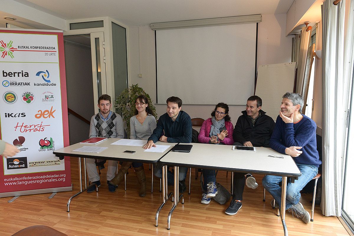 Euskal Konfederazioko ordezkariak, atzo, EEPri buruz hartutako erabakiaren berri ematen. ISABELLE MIQUELESTORENA.