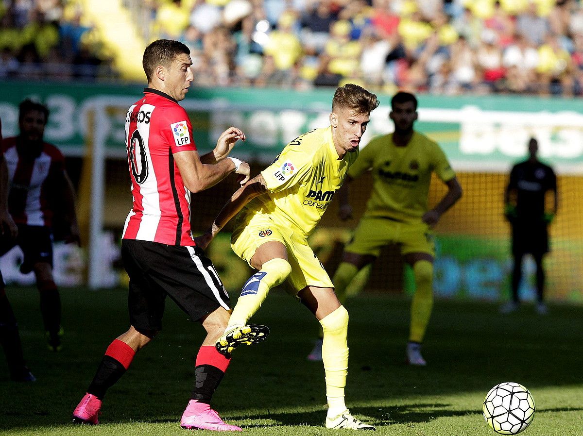 Oscar de Marcos, Samuel Castillejo Vila-realeko jokalariarekin lehian, sasoi honetan, Madrigalen. DOMENECH CASTELLO / EFE. Oscar de Marcos, Samuel Castillejo Vila-realeko jokalariarekin lehian, sasoi honetan, Madrigalen. DOMENECH CASTELLO / EFE.