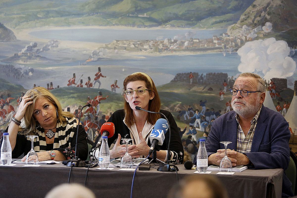 UPDko Consuelo Ordoñez, Maite Pagazaurtundua eta Fernando Savater, azaroan, Donostian. GORKA ESTRADA / EFE.