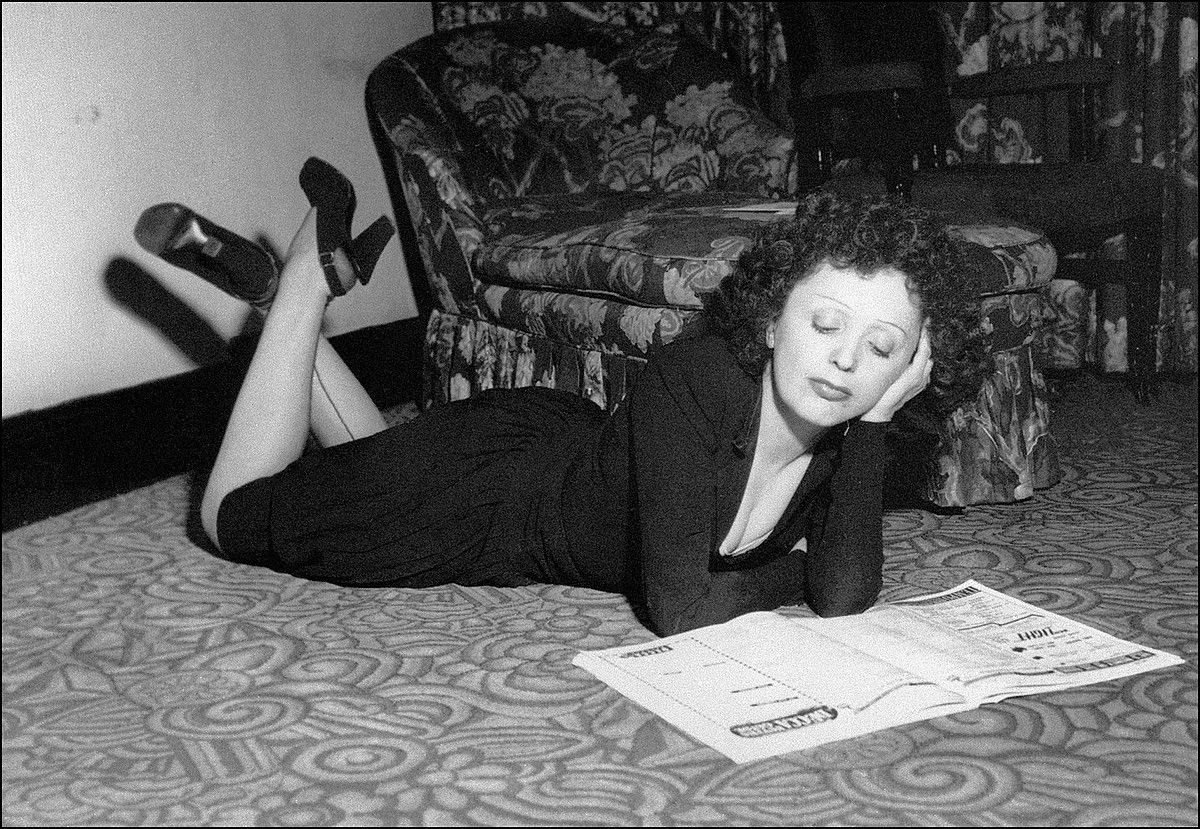 Edith Piaf (1915-1963) kantari frantziarra, 1950eko hamarkadako irudi batean.