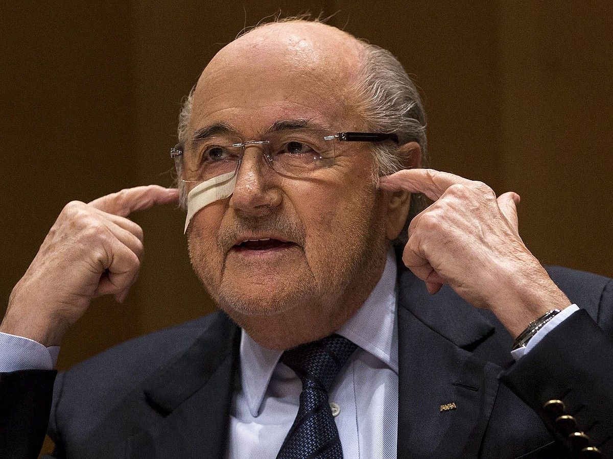 Joseph Blatter FIFAko presidente ohia, atzo Genevan eman zuen prentsaurrekoan. PATRICK B. KRAEMER / EFE.