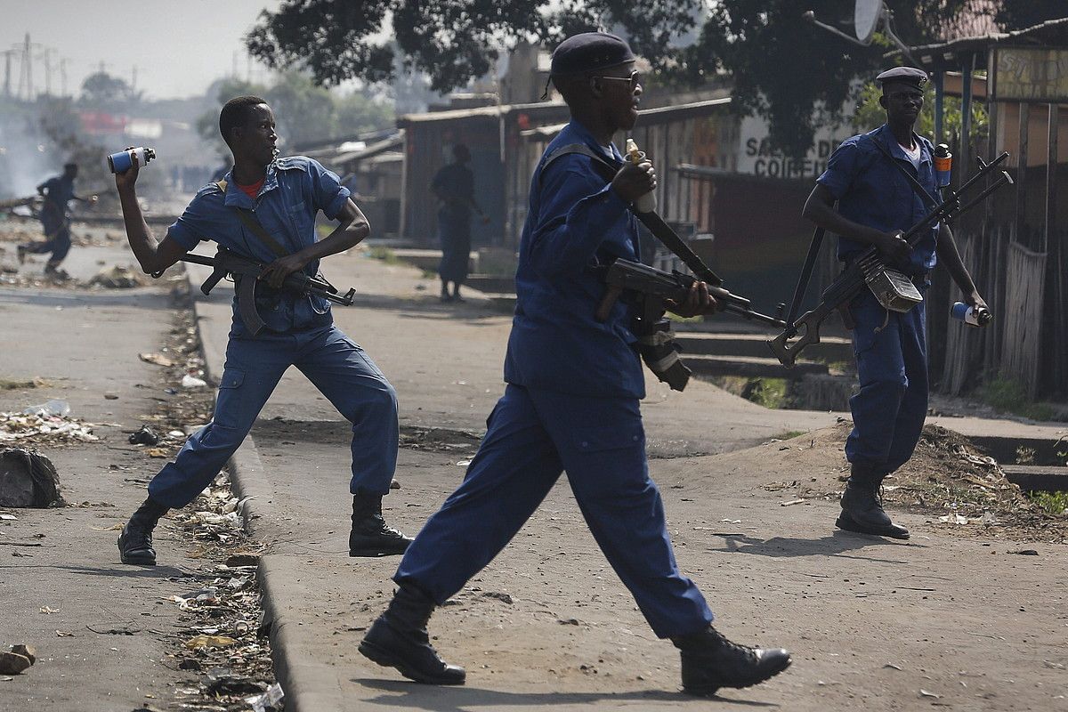 Apiriletik gatazka betean dago Burundi. Irudian, Poliziak maiatzeko liskar batean. DAI KUROKAWA / EFE.