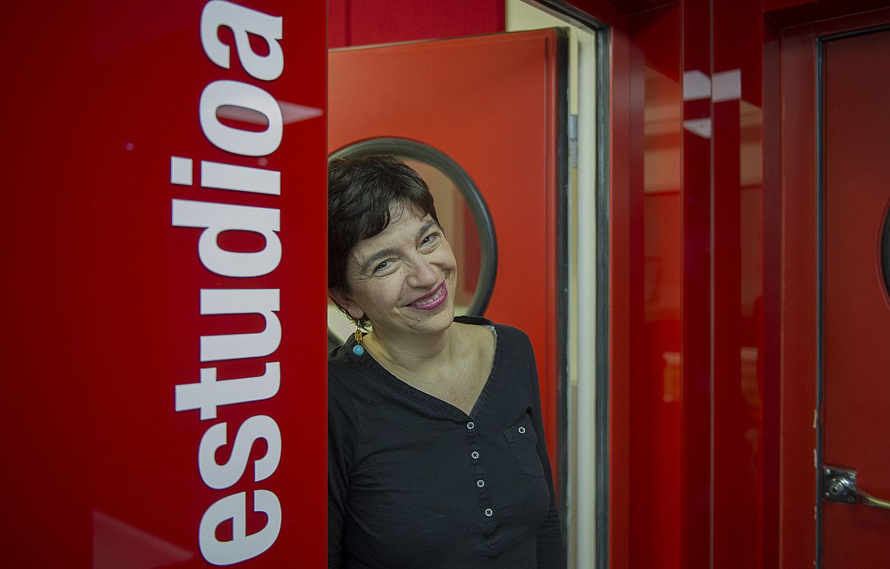 Maite Artola, Euskadi Irratiko Faktoria goizetako informazio saioko esataria. ANDONI CANELLADA / ARGAZKI PRESS. Maite Artola, Euskadi Irratiko Faktoria goizetako informazio saioko esataria. ANDONI CANELLADA / ARGAZKI PRESS.