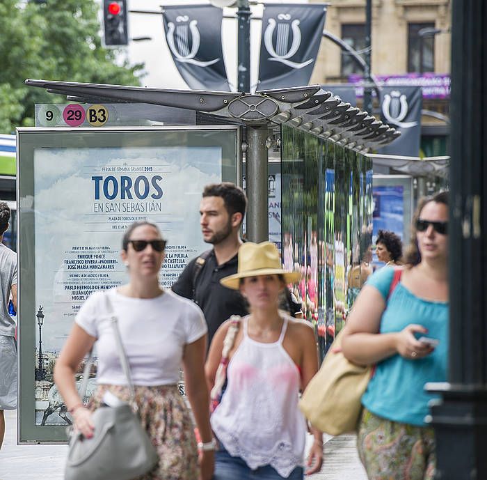 Sektorearen igoerak bisitariei zergak kobratzeko debatea piztu du Gipuzkoan. Irudian, turistak Donostian. GORKA RUBIO / ARGAZKI PRESS