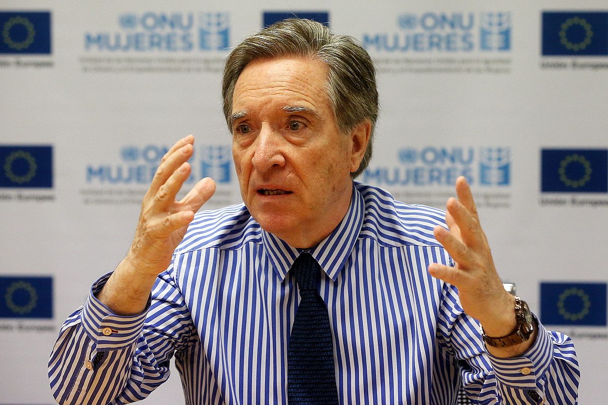 Iñaki Gabilondo Donostiako kazetariak proiektu berrietan lanean jarraitzen du, 73 urterekin. MARIO RUIZ / EFE.