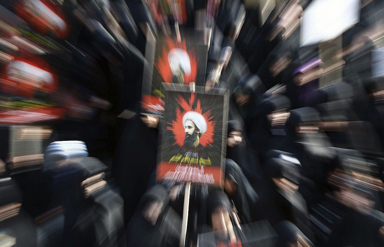 Saudi Arabiaren aurkako manifestazioa, herenegun, Teheranen. Asteburuan talde batek su eman zion Saudi Arabiaren enbaxadari. ABEDIN TAHERKENAREH / EFE. Saudi Arabiaren aurkako manifestazioa, herenegun, Teheranen. Asteburuan talde batek su eman zion Saudi Arabiaren enbaxadari. ABEDIN TAHERKENAREH / EFE.
