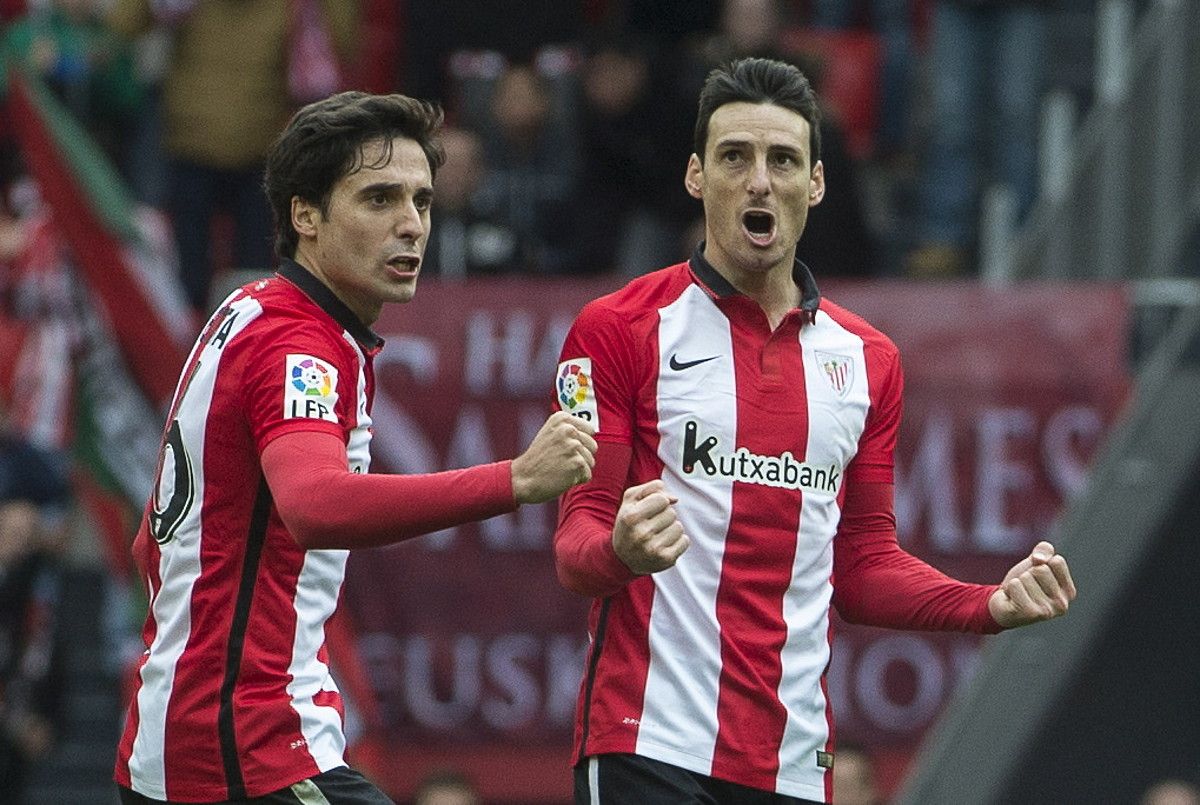Xabier Etxeita eta Aritz Aduriz Athleticeko jokalariak amorru keinua egiten, atzoko partidako gol baten ondoren. MONIKA DEL VALLE / ARGAZKI PRESS. Xabier Etxeita eta Aritz Aduriz Athleticeko jokalariak amorru keinua egiten, atzoko partidako gol baten ondoren. MONIKA DEL VALLE / ARGAZKI PRESS.