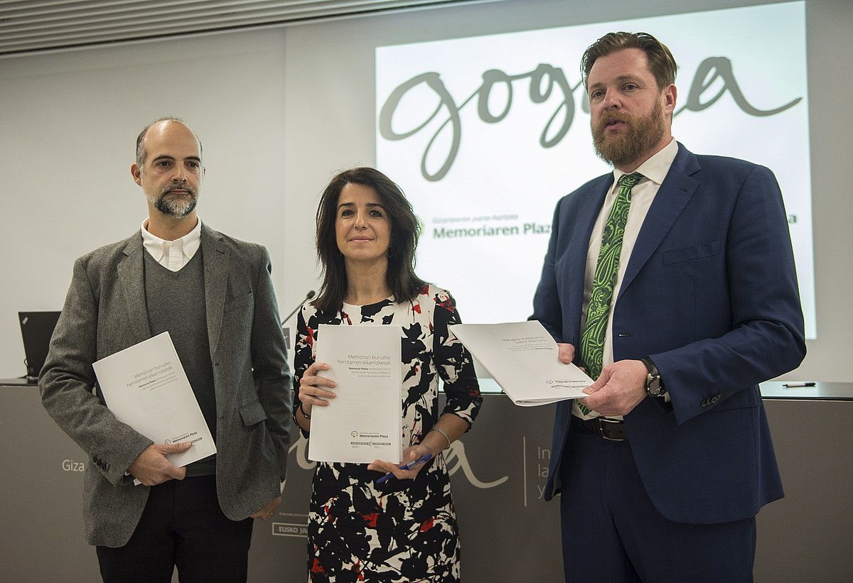 Juan Luis Arriaga (Gaia Ikerketa eta Aholkularitza), Aintzane Ezenarro (Gogora institutua) eta Luis Petrikorena (Gobernu Irekia), atzo. MONIKA DEL VALLE / ARGAZKI PRESS.