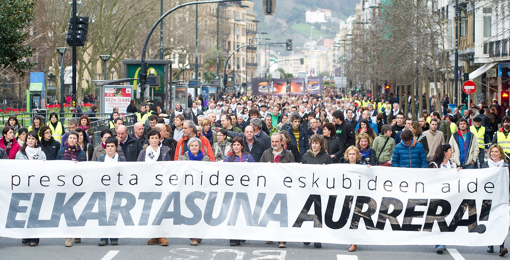 Abokatu eta medikuen atxiloketak salatzeko, manifestazioa egin zuten Donostian martxoaren 28an. J. C. RUIZ / ARGAZKI PRESS.