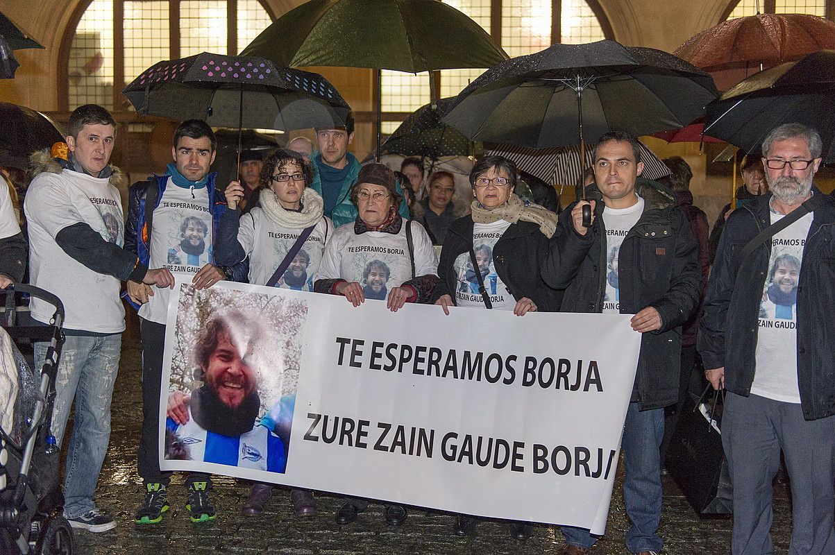 Borja Lazaroren etxekoek eta lagunek elkarretaratzea egin zuten atzo. J. RUIZ / ARP.