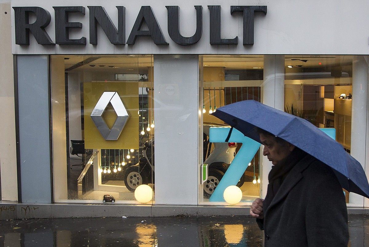Renaulten kontzesionario bat, Parisen, artxiboko irudi batean. IAN LANGSDON / EFE.