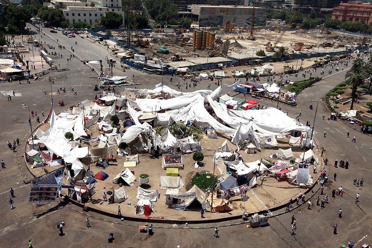 Kairoko Tahrir plazako manifestarien kanpamentua. Iraultza arabiarren ikono bihurtu zen plaza. Mubarak bota eta gerora ere askotan egin dituzte protestak han. KHALED ELFIQI / EFE.