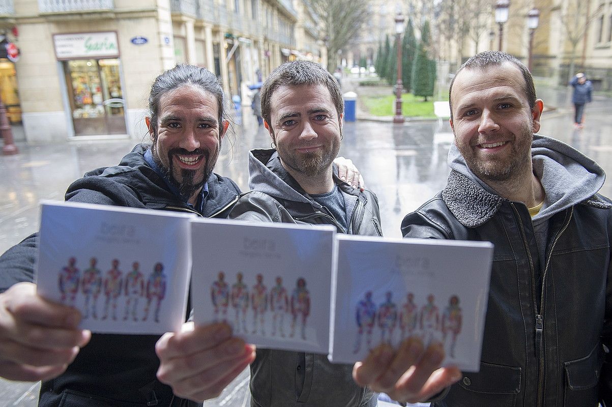 Beira taldeko musikariak, diskoaren aurkezpenaren ostean, Donostian. JUAN CARLOS RUIZ / ARGAZKI PRESS. Beira taldeko musikariak, diskoaren aurkezpenaren ostean, Donostian. JUAN CARLOS RUIZ / ARGAZKI PRESS.