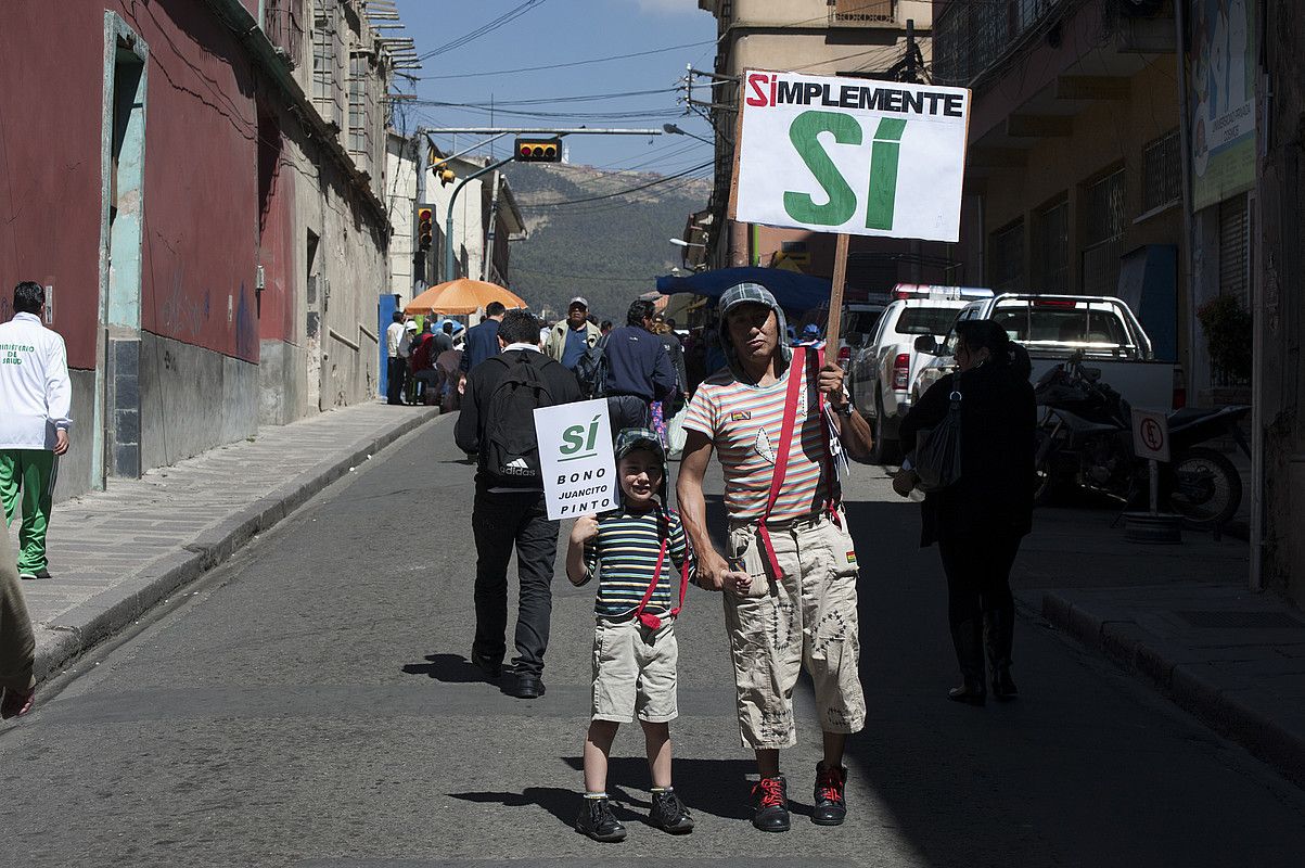 Evo Moralesen jarraitzaileak, erreferendumeko baiezkoaren aldeko kanpaina egiten, atzo goizean, La Pazen. JOANES ETXEBARRIA.