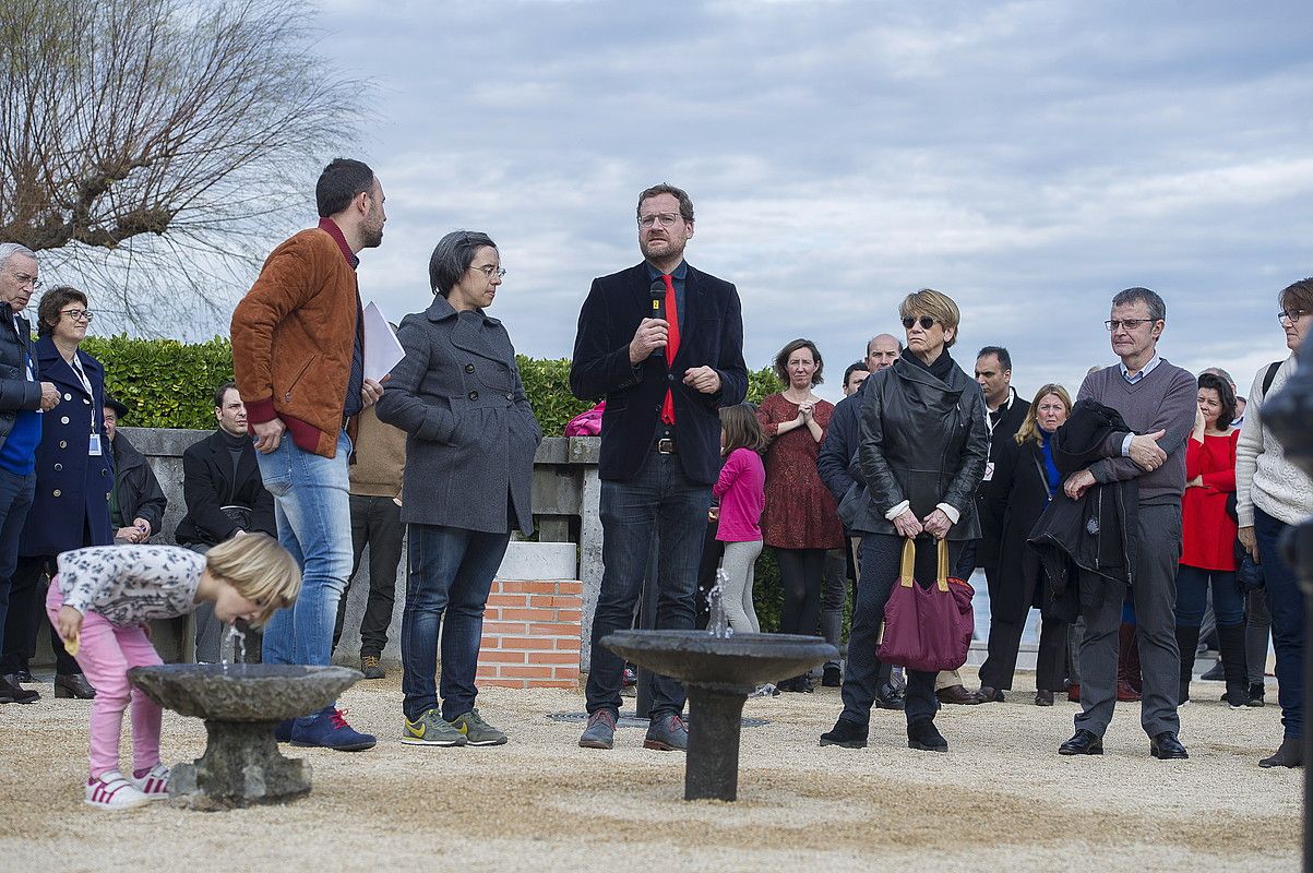 Denis Itxasok eta Pablo Berastegik lagunduta aurkeztu zuen instalazioa Maider Lopezek. JUAN CARLOS RUIZ / ARGAZKI PRESS.