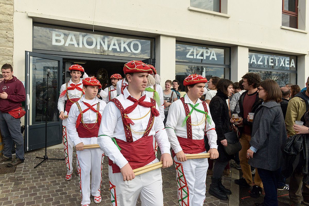 Jende ugari bildu da Baionako Zizpa gaztetxearen inaugurazio ekitaldira. Uztaritzeko Kaskaroteek ere ez dute festa galdu nahi izan. ISABELLE MIQUELESTORENA.