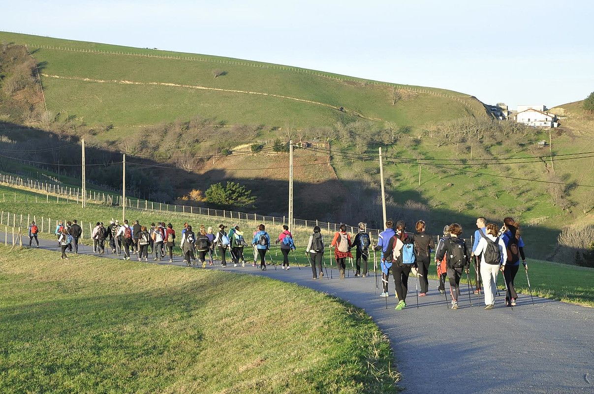 Ibilketa nordikoko ibilbidea egin zuten igandean, Deba eta Zumaia artean. XABIER MADINA. Ibilketa nordikoko ibilbidea egin zuten igandean, Deba eta Zumaia artean. XABIER MADINA.