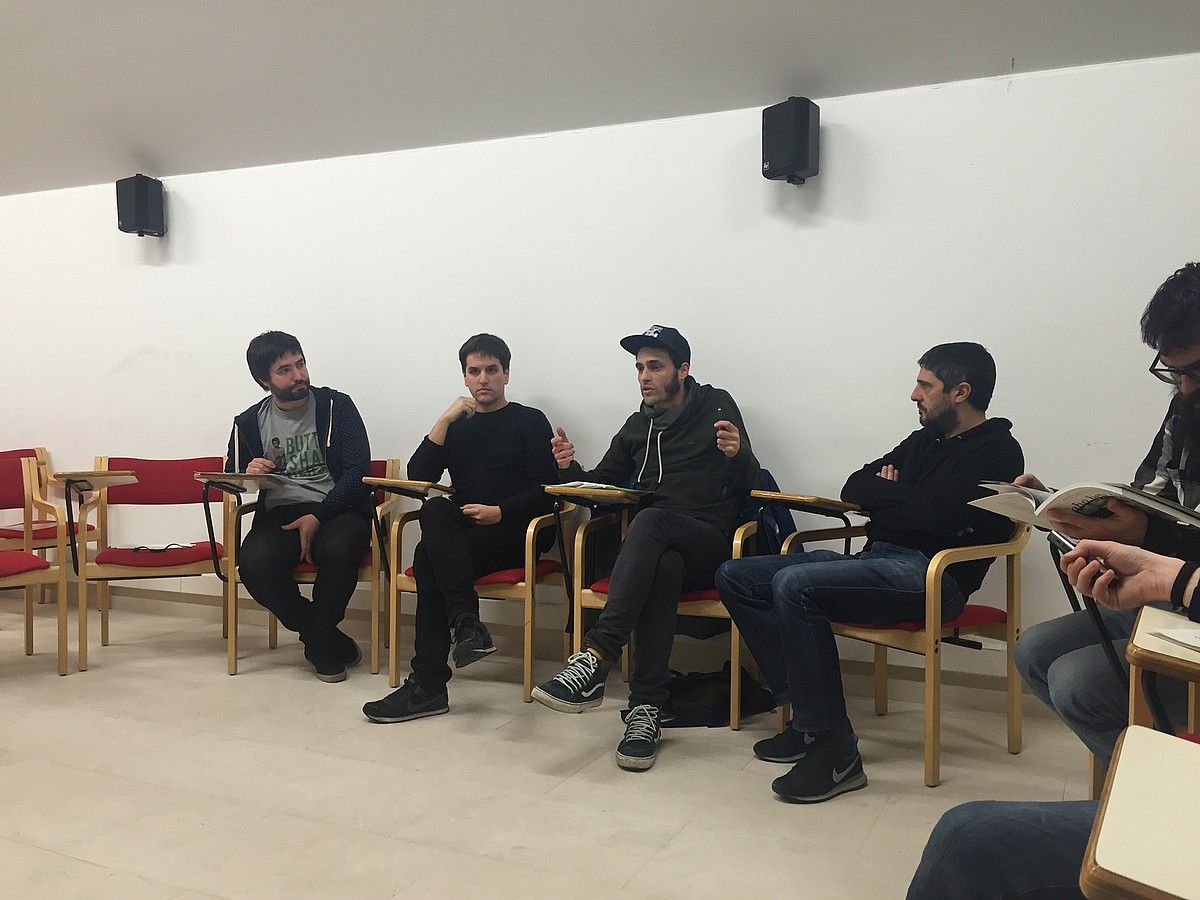 Ion Fernandez, Jon Basaguren, Iker Arroniz eta Unai Lobo, joan den astean Gasteizen egindako mahai inguruan. BERRIA.