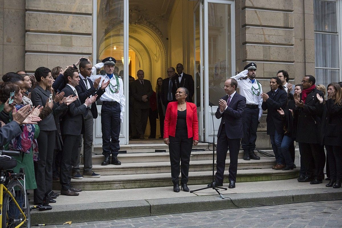 Christiane Taubira Justizia ministro ohia, atzo, agurrekoan, Parisen. Txaloka ditu ingurukoak, eta, txaloka, Justizia ministro berri Jean Jacques Urvoas. GEOFFROY VAN DER HASSELT / EFE.