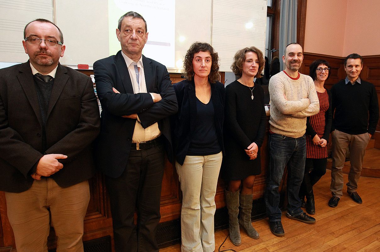 Kieran McEvoy, Serge Portelli, Joana Etxart, Xantiana Cachenaut, Nicolas Ferrand, Joana Haranburu eta Gabi Mouesca, atzo, Parisen. BOB EDME. Kieran McEvoy, Serge Portelli, Joana Etxart, Xantiana Cachenaut, Nicolas Ferrand, Joana Haranburu eta Gabi Mouesca, atzo, Parisen. BOB EDME.