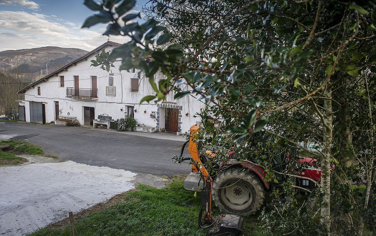 Larramendiren omenez plaka bat dago bere jaiotetxean. JON URBE / ARGAZKI PRESS.