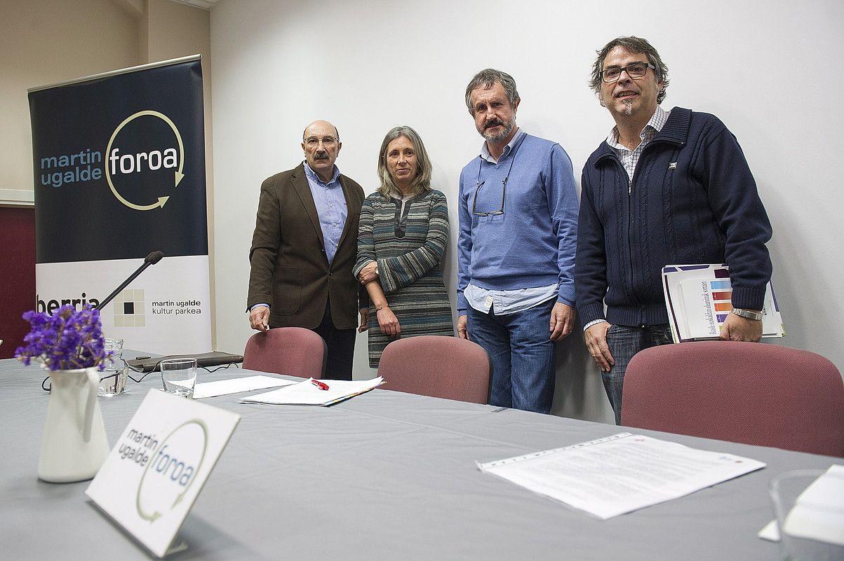 Abel Ariznabarreta, Arantxa Urbe, Julen Etxeberria eta Paul Bilbao, atzoko solasaldia hasi aurretik. JUAN CARLOS RUIZ / ARGAZKI PRESS.