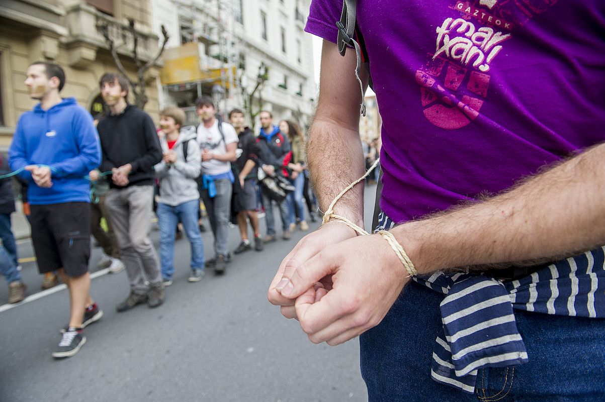 Mozal legea salatzeko iazko apirilean Bilbon eginiko manifestazioa. MARISOL RAMIREZ / ARGAZKI PRESS.