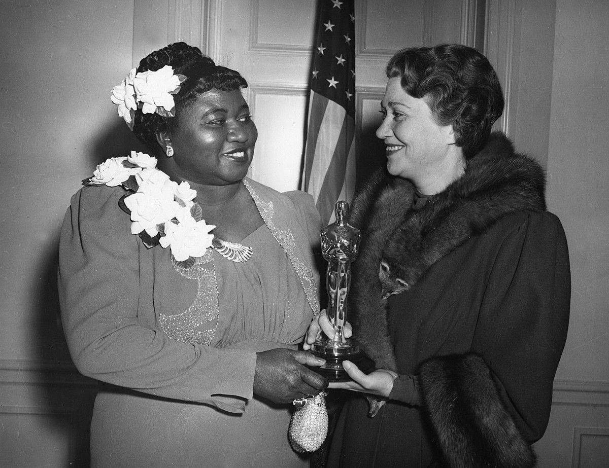 Hattie McDaniel izan zen Oscar sari bat irabazi zuen lehen aktore beltza, 1940an. Irudian, Fay Bainter aktorea alboan duela. Hattie McDaniel izan zen Oscar sari bat irabazi zuen lehen aktore beltza, 1940an. Irudian, Fay Bainter aktorea alboan duela.