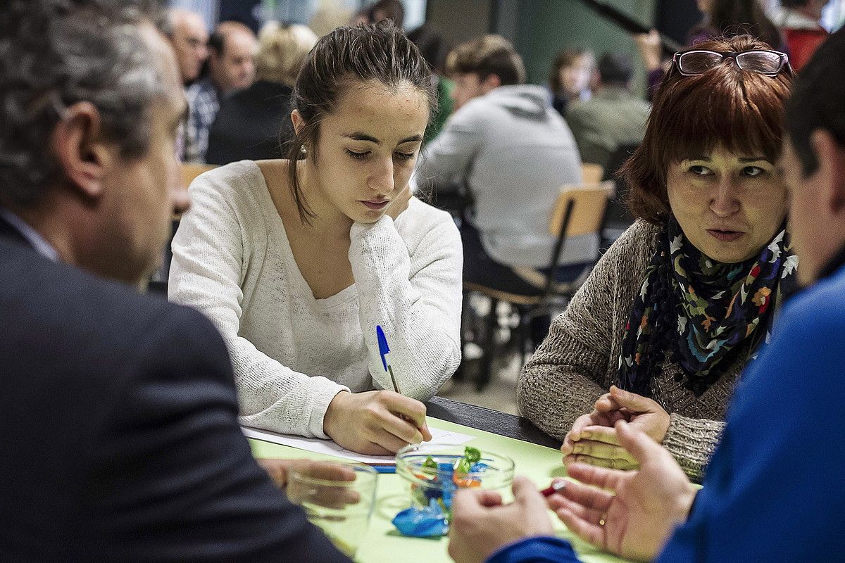 Ikasleak eta helduak, Begoñazpi ikastolak antolaturiko topaketan, atzo. ARITZ LOIOLA / ARGAZKI PRESS.