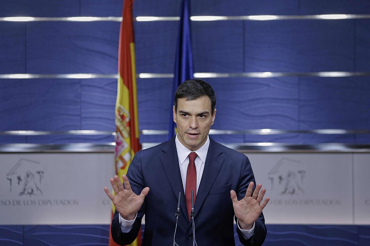 Pedro Sanchez PSOEko idazkari nagusia, atzo, Felipe VI.arekin batzartu ostean. EMILIO NARANJO / EFE.