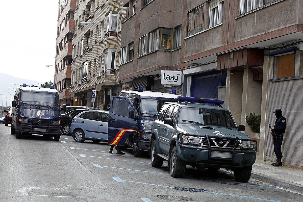 Espainiako Poliziaren eta Guardia Zibilaren autoak, joan zen astelehenean, operazioa egin zuten egunean. IVAN AGINAGA / EFE.
