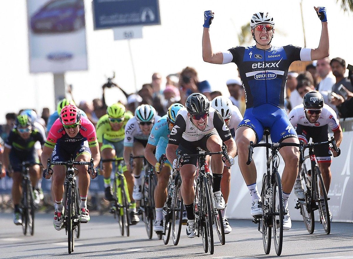 Marcel Kittel garaipena ospatzen, atzo, Dubaiko Itzulian. DANIEL DAL ZENNARO / EFE. Marcel Kittel garaipena ospatzen, atzo, Dubaiko Itzulian. DANIEL DAL ZENNARO / EFE.