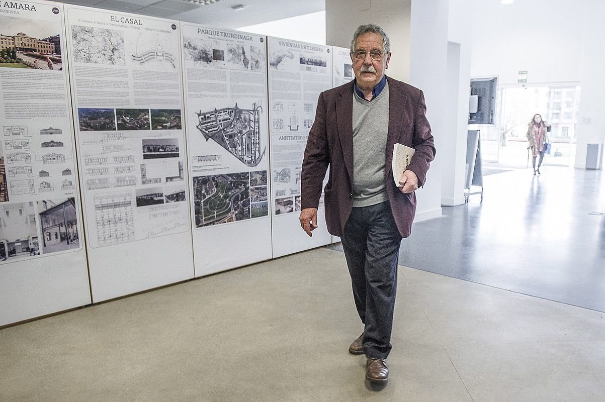 Xabier Unzurrunaga arkitektoa, haren lana jasotzen duen erakusketan, atzo. JUAN CARLOS RUIZ / ARGAZKI PRESS. Xabier Unzurrunaga arkitektoa, haren lana jasotzen duen erakusketan, atzo. JUAN CARLOS RUIZ / ARGAZKI PRESS.