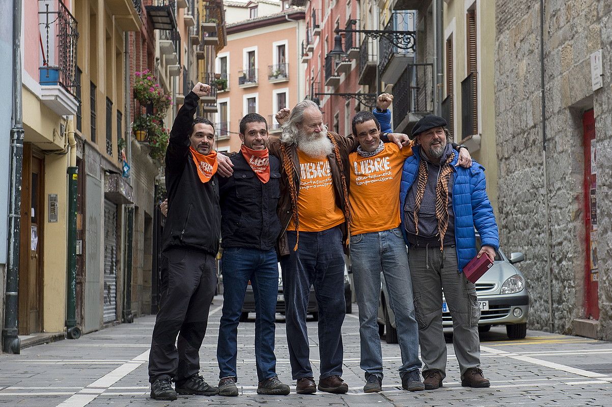 Askapenako bost kideak, atzo, Iruñean. IÑIGO URIZ / ARGAZKI PRESS.