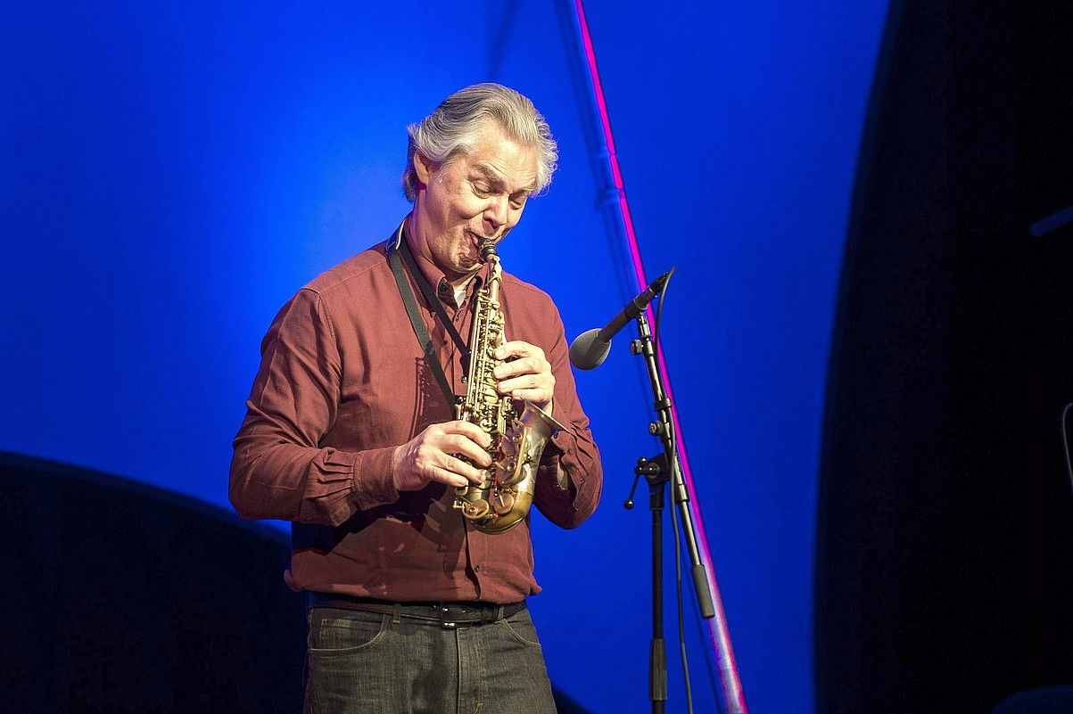 Jan Garbarek saxo jotzaile norvegiarra, iaz, Pecsen (Hungaria) emandako kontzertu batean. TAMAS SOKI / EFE.