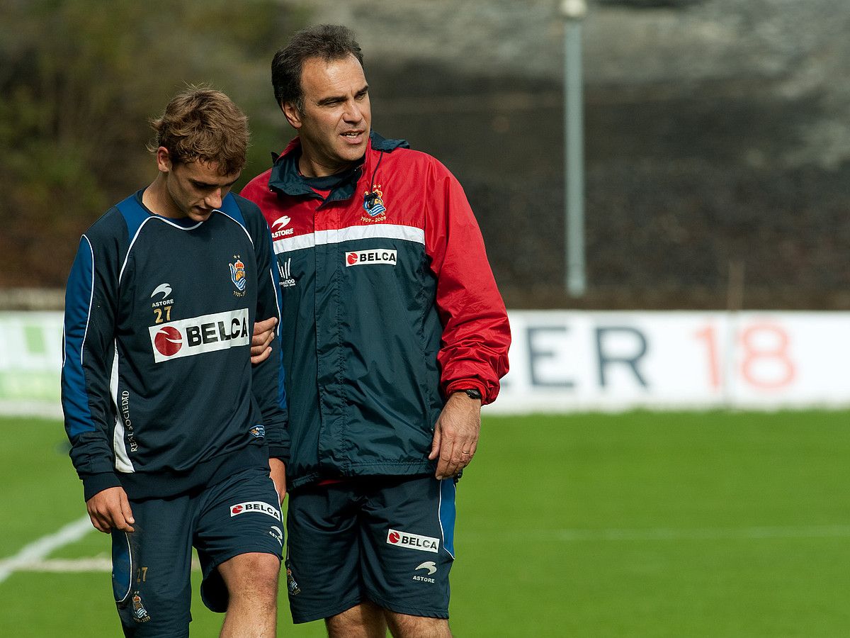 Antoine Griezmann eta Martin Lasarte, Zubietan, 2009ko azaroan. Uda hartan igo zuen entrenatzaile uruguaitarrak jokalari frantziarra gazte kategoriakoen taldetik. JON URBE / ARGAZKI PRESS.