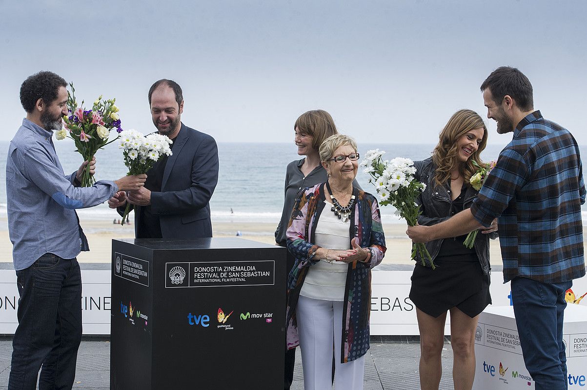 Jon Garaño, Josean Bengoetxea, Nagore Aranburu, Itziar Aizpuru, Itziar Ituño eta Jose Mari Goenaga, joan den urteko irailean Donostiako Zinemaldian, Loreak estreinatu zuten egunean. JON URBE / ARGAZKI PRESS.