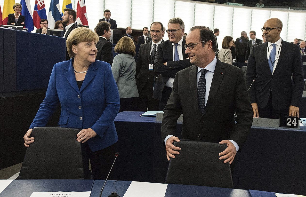 Angela Merkel eta François Hollande, atzo, Europako Parlamentuan egindako agerraldi bateratuan. PATRICK SEEGER / EFE. Angela Merkel eta François Hollande, atzo, Europako Parlamentuan egindako agerraldi bateratuan. PATRICK SEEGER / EFE.