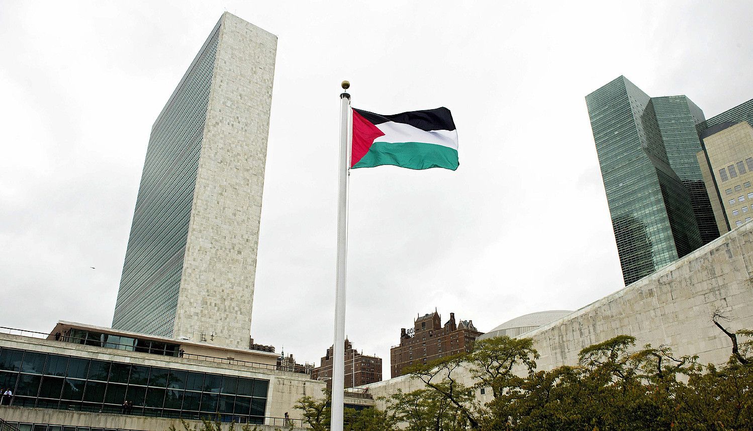 Palestinako kaleetan ospatu dute banderaren igotzea. Irudian, bandera, atzo, NBEko egoitza aurrean. JUSTIN LANE / EFE.
