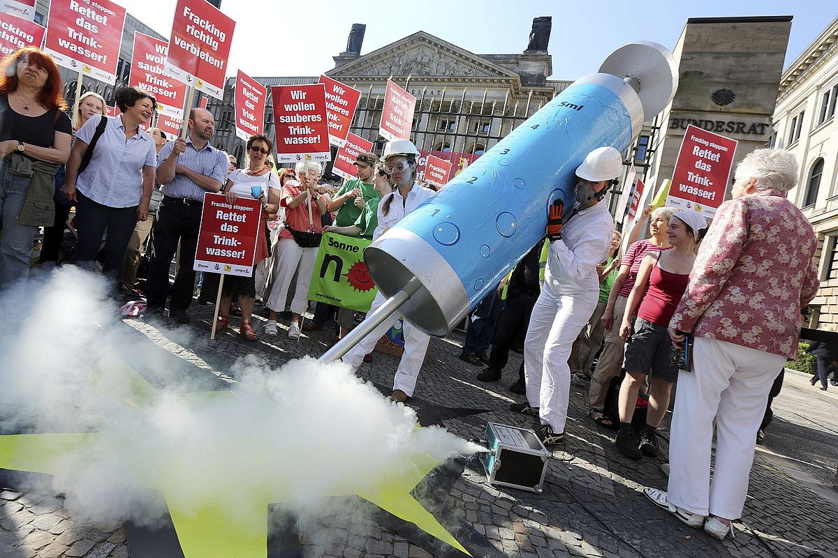 Ekologisten protesta bat haustura hidraulikoaren kalteez ohartarazteko, Alemanian, artxiboko irudi batean. W. KUMM / EFE. Ekologisten protesta bat haustura hidraulikoaren kalteez ohartarazteko, Alemanian, artxiboko irudi batean. W. KUMM / EFE.