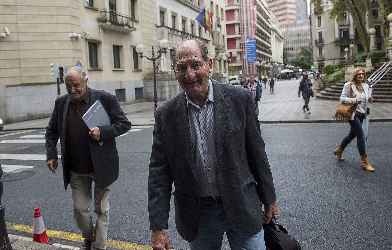 Alberto Spektorowski eta Brian Currin HNT Harremanetarako Nazioarteko Taldeko kideak, joan den irailaren 23an, Bilbon, euskal alderdi batzuekin bilerak egin zituztenean. LUIS JAUREGIALTZO / ARGAZKI PRESS. Alberto Spektorowski eta Brian Currin HNT Harremanetarako Nazioarteko Taldeko kideak, joan den irailaren 23an, Bilbon, euskal alderdi batzuekin bilerak egin zituztenean. LUIS JAUREGIALTZO / ARGAZKI PRESS.