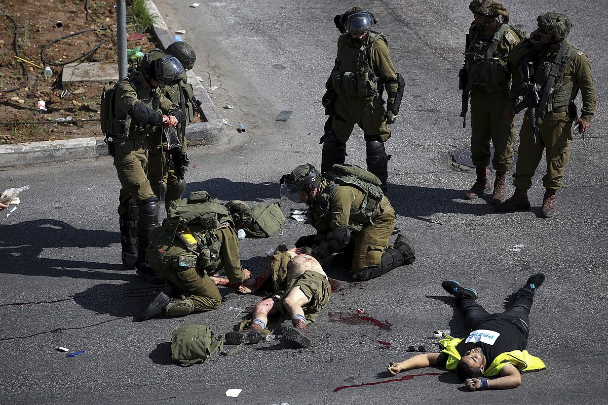 Soldadu israeldar bat labanaz zauritu zuten atzo, Hebrongo Kiriat Arba kolonian. Irudian, soldadua artatzen ari dira; erasotzailea bertan hil zuten. A. AL HASLHAMOUN / EFE. Soldadu israeldar bat labanaz zauritu zuten atzo, Hebrongo Kiriat Arba kolonian. Irudian, soldadua artatzen ari dira; erasotzailea bertan hil zuten. A. AL HASLHAMOUN / EFE.
