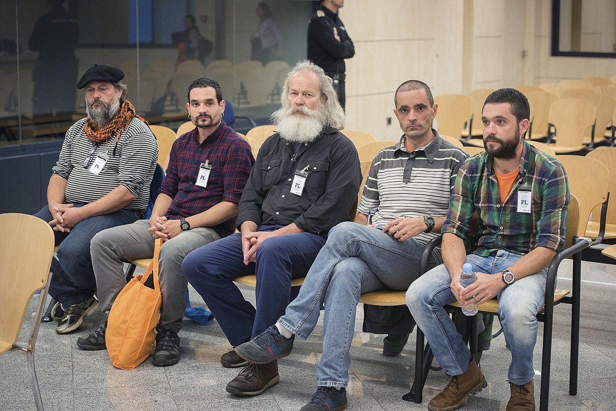 Gabi Basañez, Unai Vazquez, Walter Wendelin, Dabid Soto eta Aritz Ganboa auzipetuak, atzo, Espainiako Auzitegi Nazionaleko akusatuen aulkian. FERNANDO VILLAR / EFE.