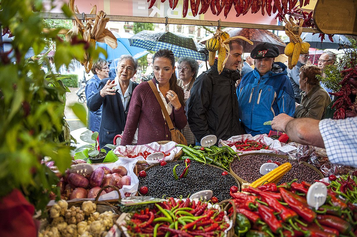 Bezero bat, salmenta postuetako produktuak ikusten. JON HERNAEZ / ARGAZKI PRESS.