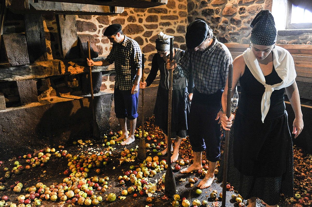 XVIII. mendeko laborariak balira bezala, egurrezko mazoak erabilita txikitu zituzten sagarrak Jo Ala Jo elkarteko kideek. IDOIA ZABALETA / ARGAZKI PRESS.